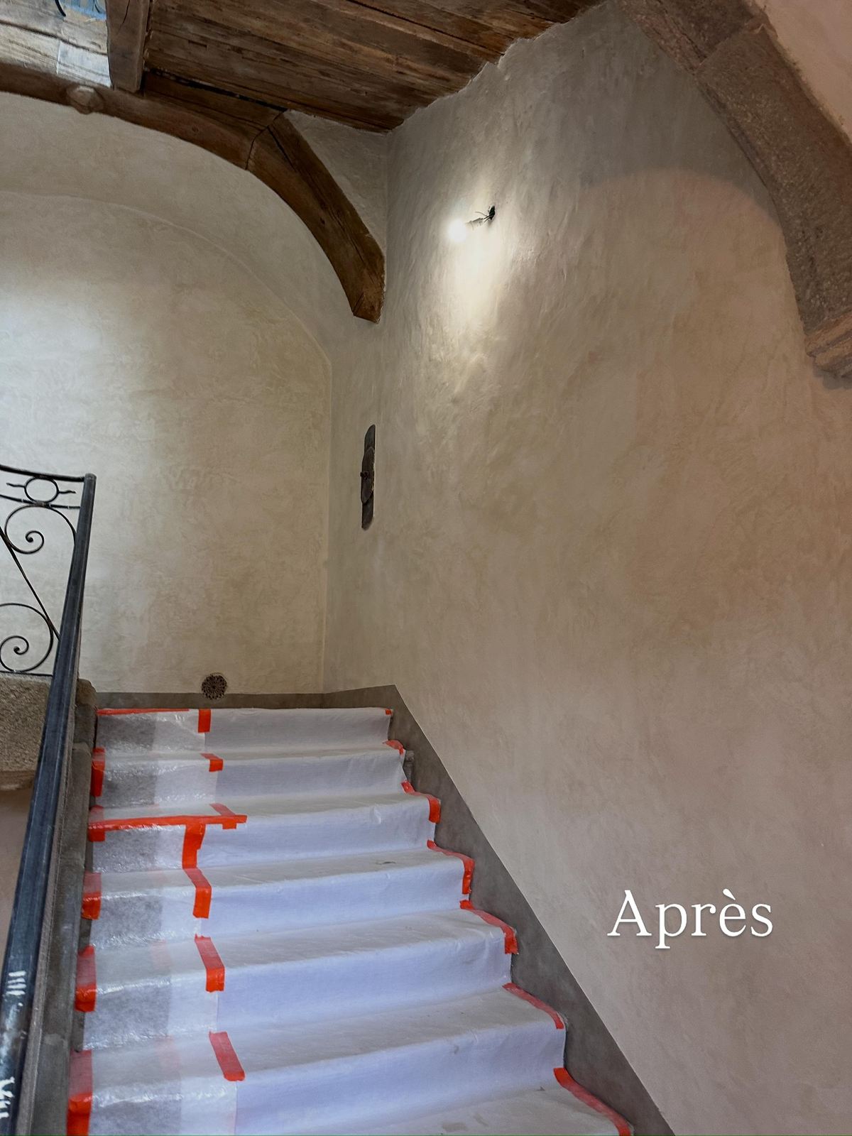 Cage d'escalier après badigeon de chaux