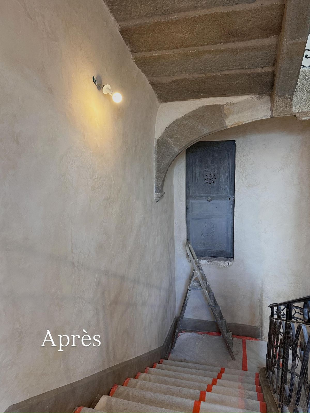 Vue descendante de l'escalier après badigeon