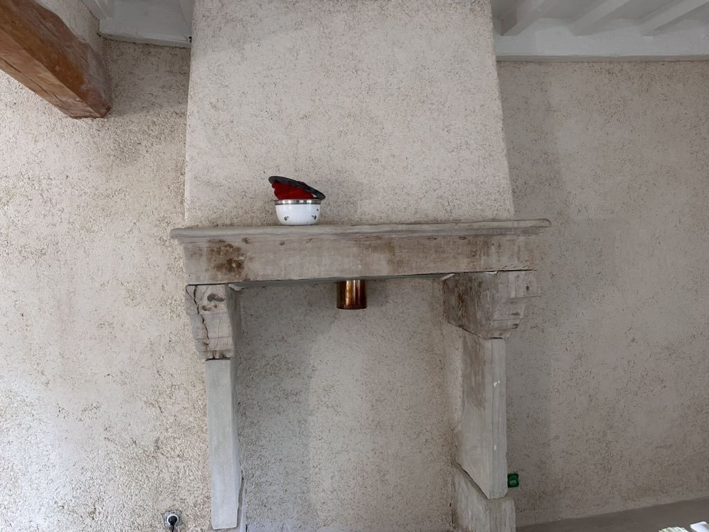 Cheminée en pierre conservée, murs traités en chaux-chanvre