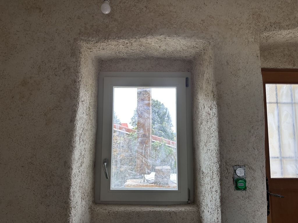Tableau de fenêtre traité en chaux-chanvre, chènevotte visible dans la matière