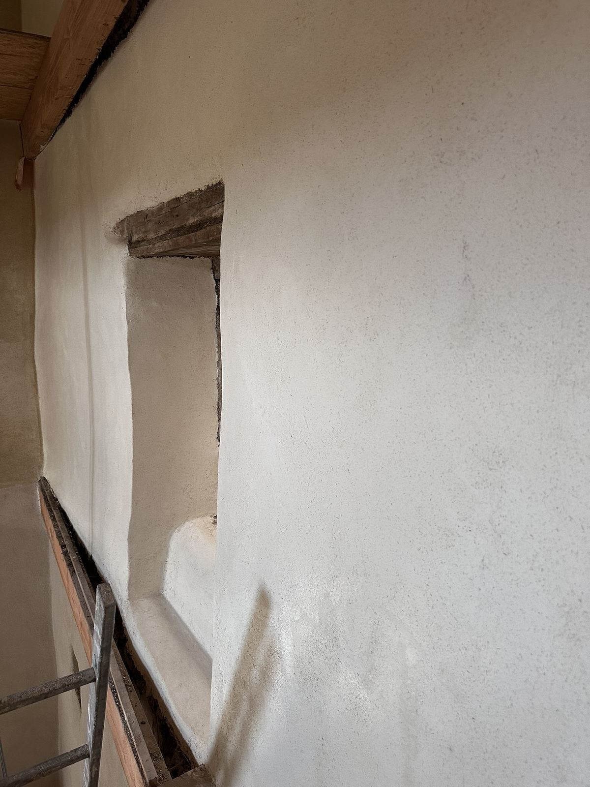 Mur à la chaux avec niche et tableau de fenêtre