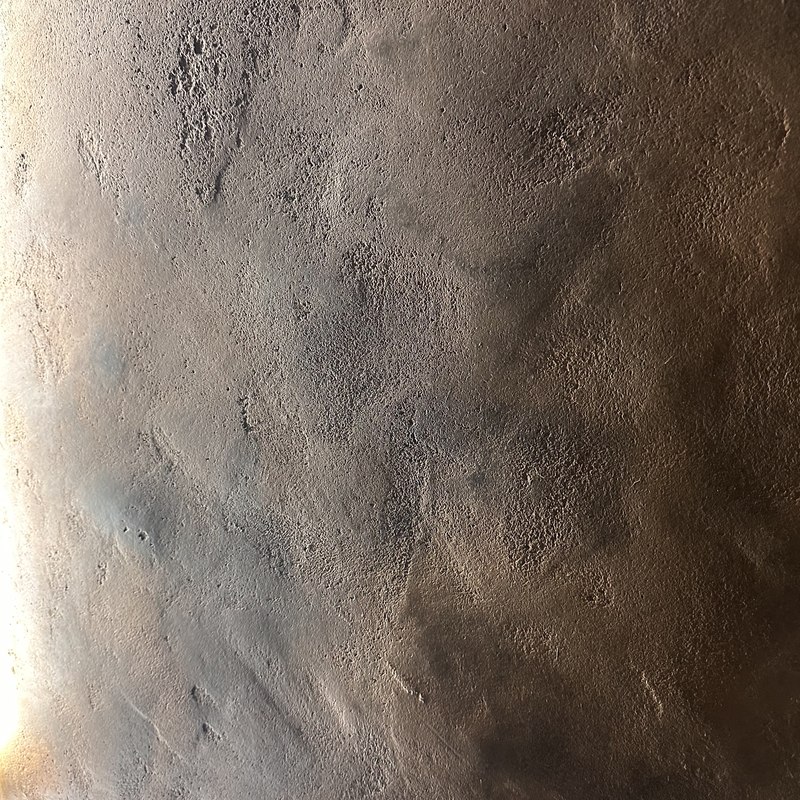 Macro d'un enduit terre texturé, nourri à la cire naturelle
