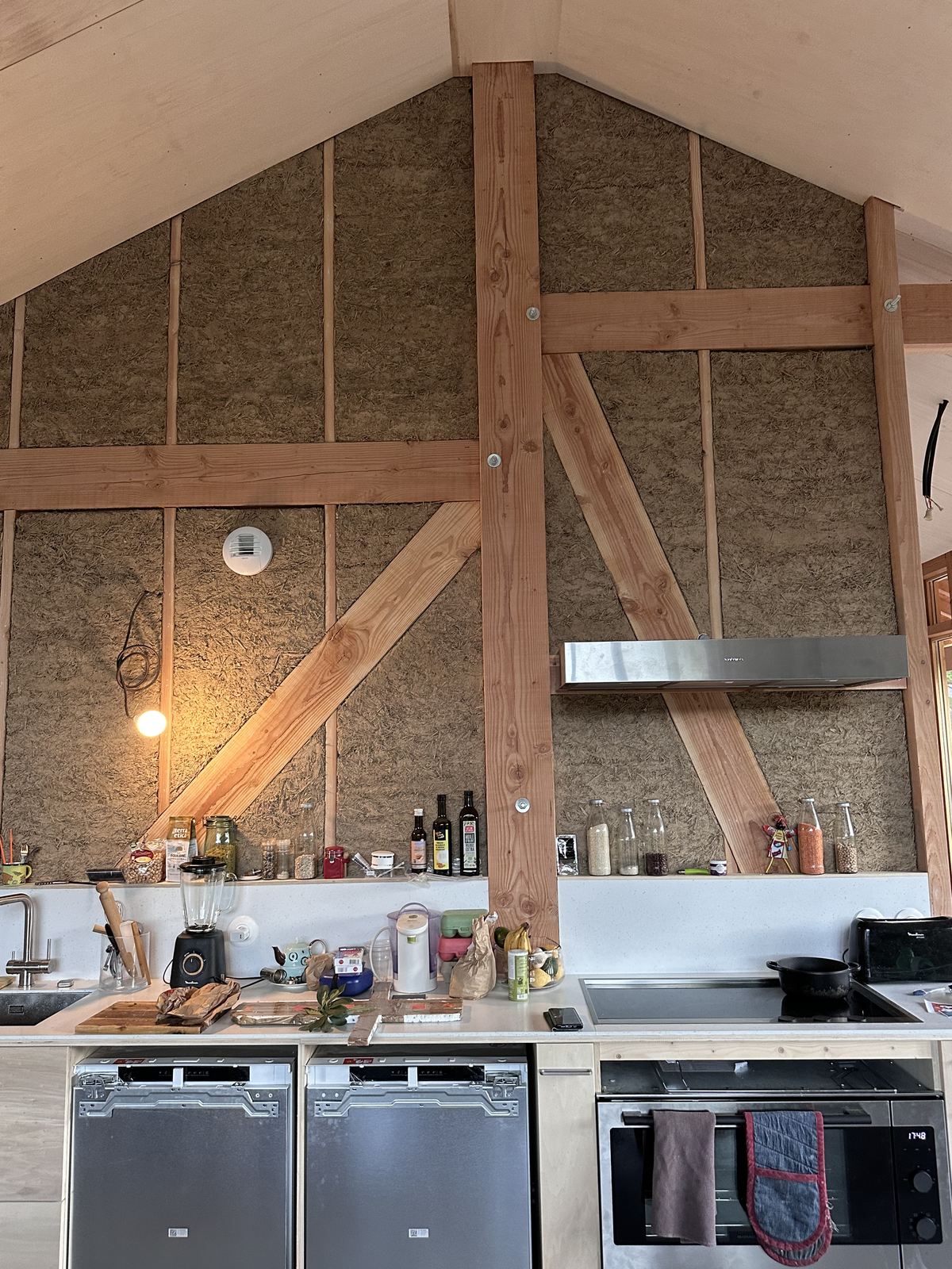 Pignon de la cuisine, remplissage paille entre ossature bois apparente