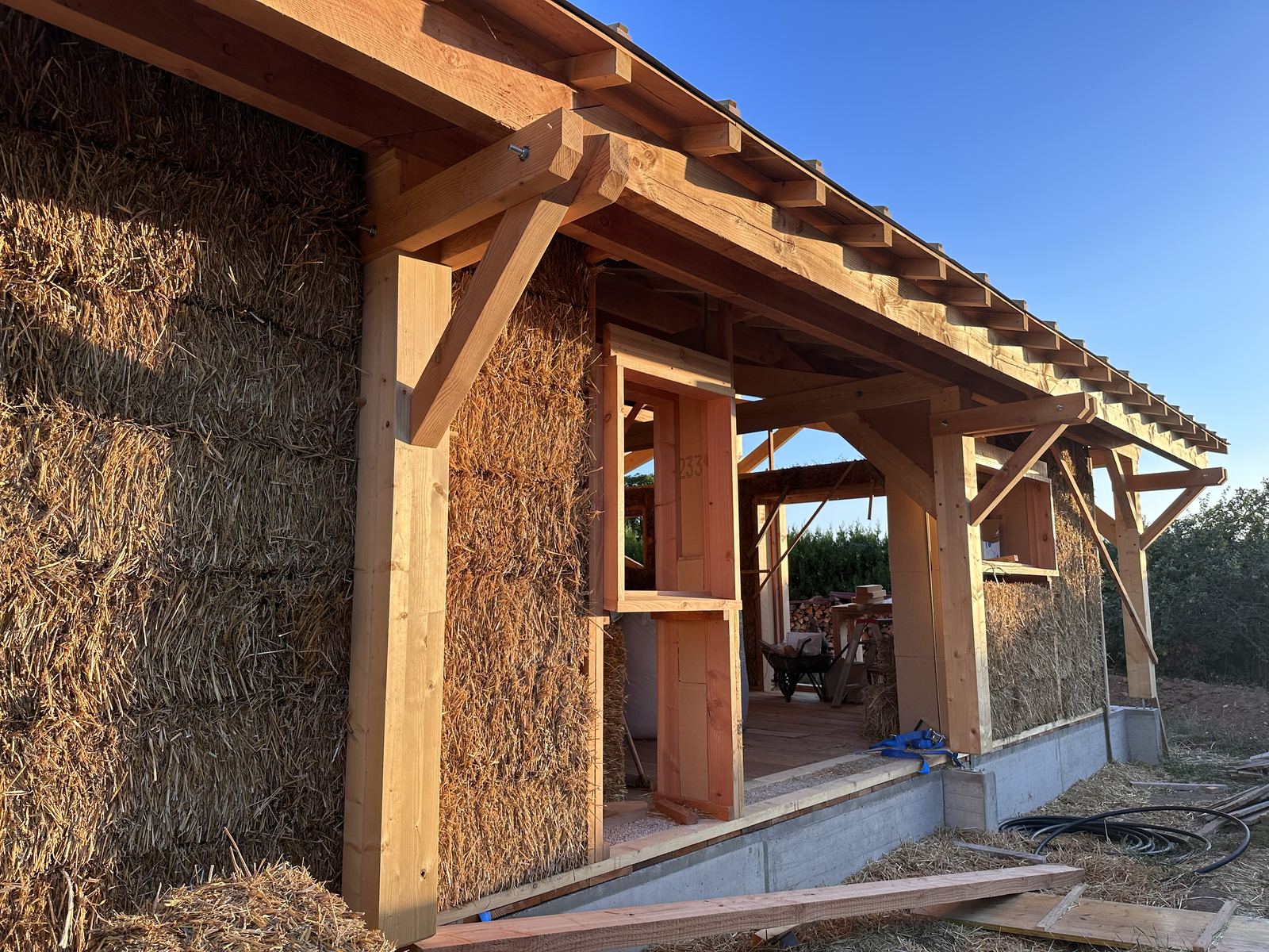 Façade d'une maison bois-paille en fin de chantier