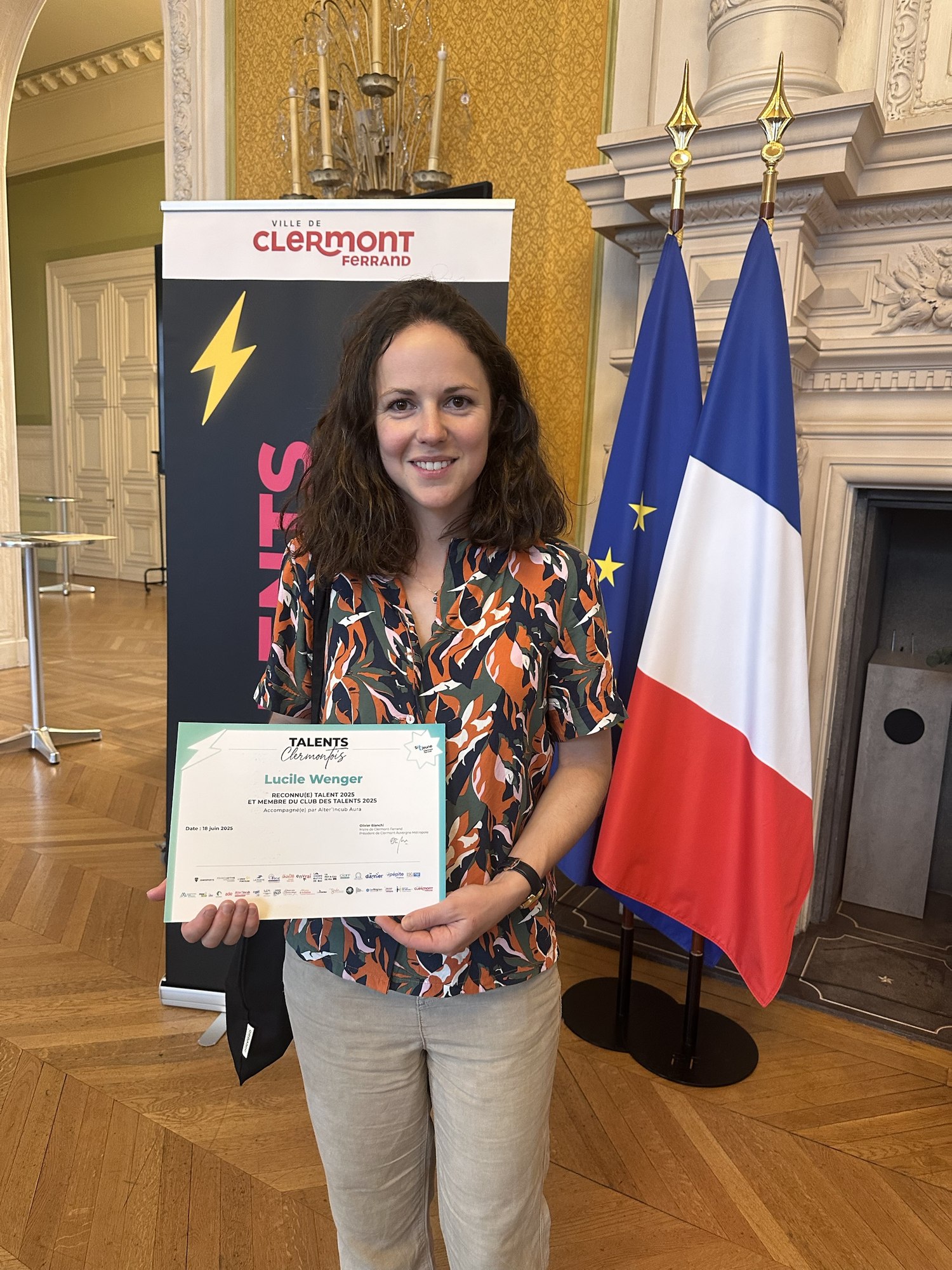 Lucile Wenger tenant son certificat de Talent Clermontois 2025, à l'Hôtel de Ville de Clermont-Ferrand