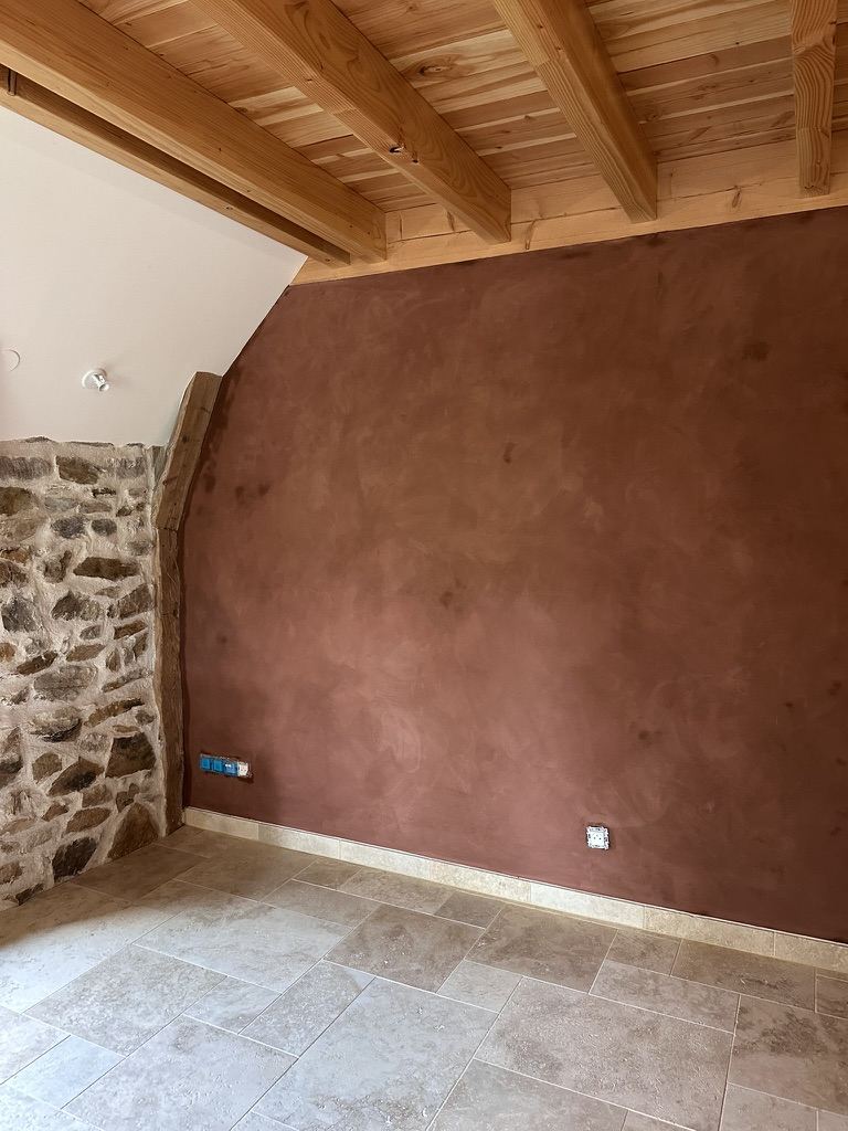 Mur en enduit mince à la chaux patiné terracotta