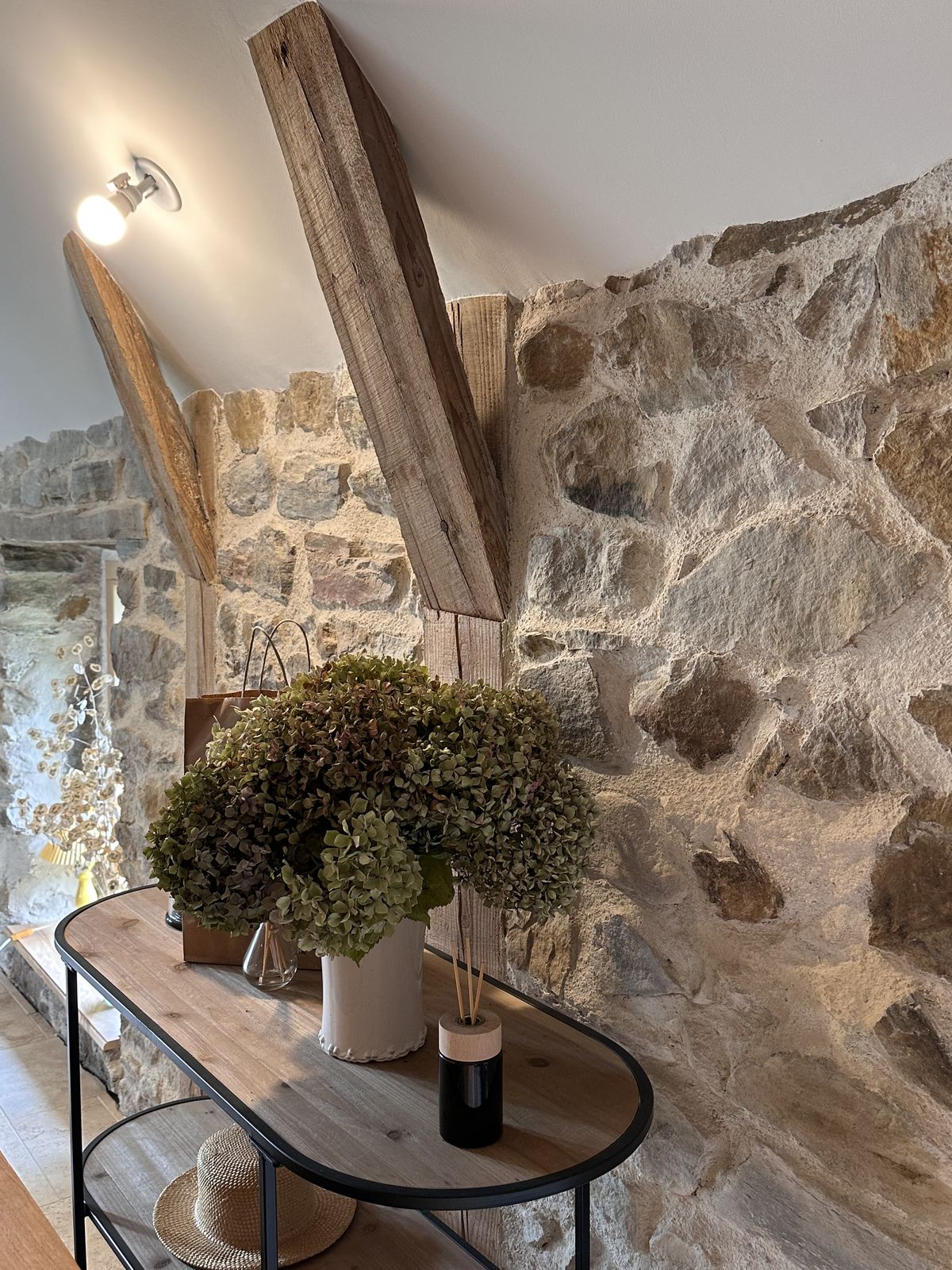 Mur en pierre badigeonné à la chaux, dans l'entrée